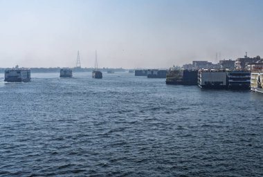 Edfu 'da kalabalık bir liman, Nil yolcu tekneleri yanaştı ve diğerleri Mısır' daki Aswan nehrinden ayrılıyor.