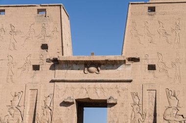 Edfu 'da Horus ve Hathor' a adanmış büyük tapınağın girişindeki oyma resimlerin ayrıntıları.