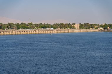 Eski Esna barajı ve Nil Nehri 'nin karşısına Sahra Çölü' nün kumlu tepeleriyle kilitlen