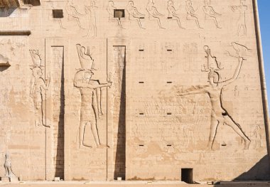Edfu 'da Horus ve Hathor' a adanmış büyük tapınağın girişindeki oyma resimlerin ayrıntıları.