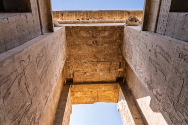 Edfu 'da Horus ve Hathor' a adanmış devasa tapınağın yan ve çatısına oyulmuş resimlerin ayrıntıları.