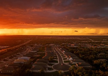Georgetown Teksas yakınlarındaki şiddetli fırtınadan önce dramatik bir günbatımı bulutlarının hava görüntüsü