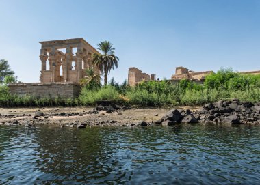 Nil 'deki Low Barajı' nın oluşturduğu Aswan Limanı veya Rezervuar 'daki bir adada Trajanlar Kiosk veya Firavunlar' ın yatağı.