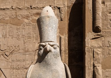 Horus ve Hathor 'a adanmış Edfu' daki büyük tapınağın girişindeki Sütun 'un dışındaki oyulmuş Horus heykelinin ayrıntıları.