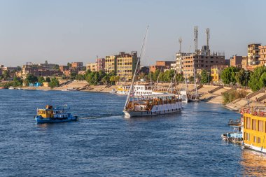Kom Ombo, Mısır - 5 Kasım 2024: Dahabiya Nil yolcu gemisi deniz yolculuğu için limandan ayrıldı