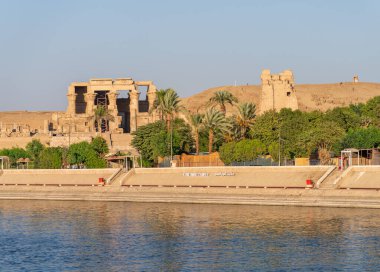 Muhteşem Sobek ve Horus tapınağı Kom Ombo 'daki Nil Nehri' nin üzerinde duruyor.