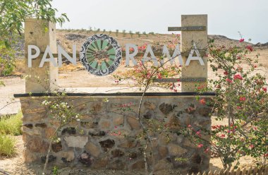 Amman, Ürdün - 8 Kasım 2024: Dağın tepesindeki Ölü Deniz Panorama Kompleksi turist tabelası