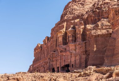 Petra Kraliyet Mezarlığı 'ndaki Massive Corinthian Mozolesi Jabal al al-Khubtha kaya kütlesi içine inşa edilmiştir.
