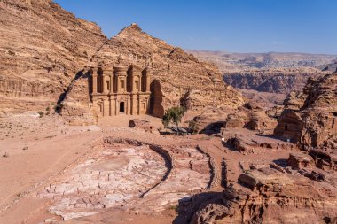 Ad Deir patikasının varış yeri, taştan oyulmuş bir manastır. Büyük Çember, sellerden su tutmak için kullanılıyor.
