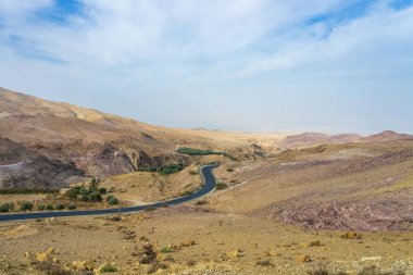 Ürdün 'deki çorak arazide Ölü Deniz' den ülkenin çöl bölgesinde Nebo Dağı 'na giden yolda.
