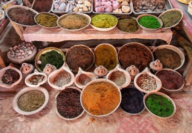 Antik Petra şehrinde hareketli bir pazarda canlı bir aromatik baharat gösterisi.