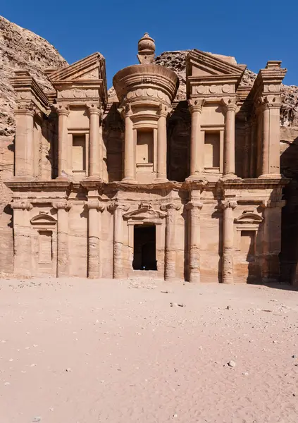 Ad Deir patikasının hedefi kaya yüzeyinden oyulmuş ve Petra 'nın yukarısındaki ayin ziyafetleri için kullanılan manastır.