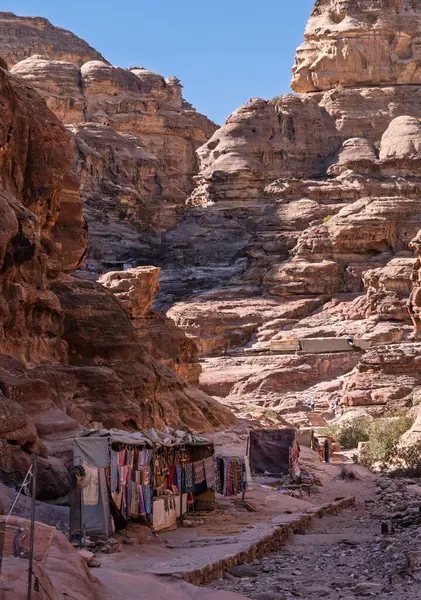 Dükkanlar ve tezgahlar yolu Ad Deir 'e ya da Petra' daki Manastır 'a bağlıyor.