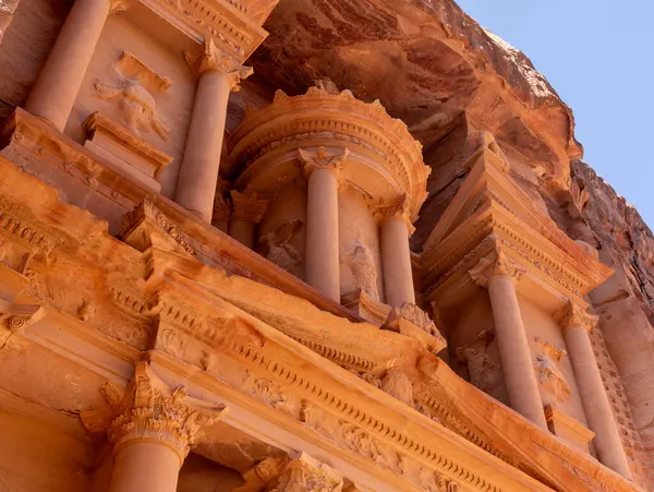 Hazine binasının ya da antik Petra kentindeki El-Khazneh 'in oyulmuş dış cephesinin ayrıntıları