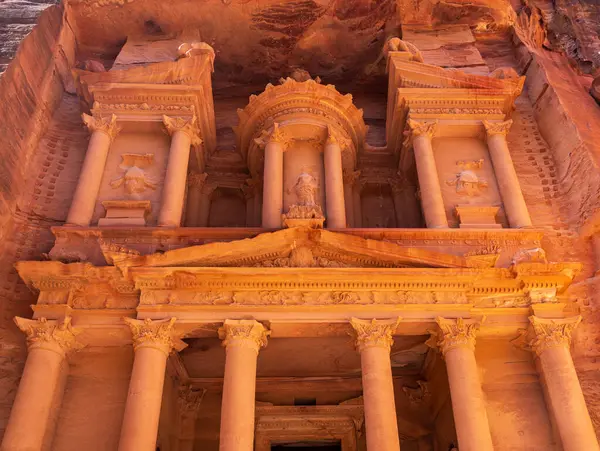 Hazine binasının ya da antik Petra kentindeki El-Khazneh 'in oyulmuş dış cephesinin ayrıntıları