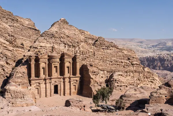 Ad Deir patikasının hedefi kaya yüzeyinden oyulmuş ve Petra 'nın yukarısındaki ayin ziyafetleri için kullanılan manastır.
