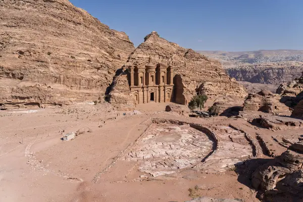 Ad Deir patikasının varış yeri, taştan oyulmuş bir manastır. Büyük Çember, sellerden su tutmak için kullanılıyor.