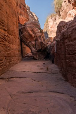 Petra 'dan Ad Deir ya da Manastır' a kadar olan yolun dar kısmı 1,6 km ve 800 adımdır.