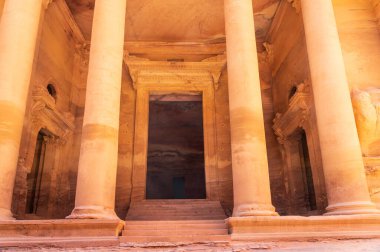 Hazine binasının ya da antik Petra kentindeki El-Khazneh 'in oyulmuş dış cephesinin ayrıntıları