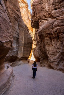 Ürdün 'de Petra' ya giren Siq 'in dar geçidine giren turist