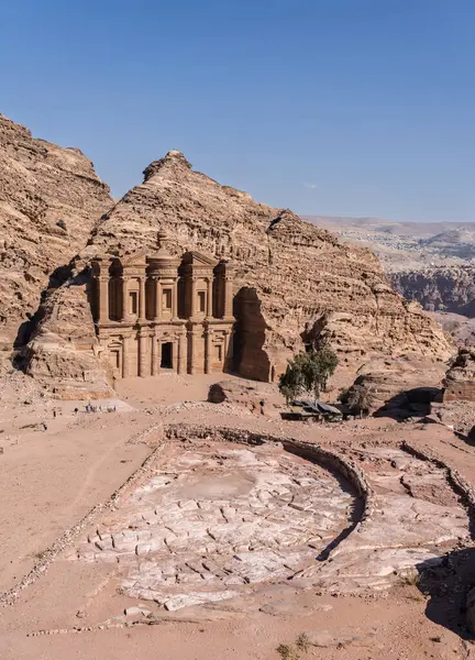 Ad Deir patikasının varış yeri, taştan oyulmuş bir manastır. Büyük Çember, sellerden su tutmak için kullanılıyor.