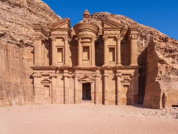 Ad Deir patikasının hedefi kaya yüzeyinden oyulmuş ve Petra 'nın yukarısındaki ayin ziyafetleri için kullanılan manastır.