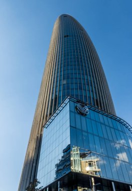 Amman, Ürdün - 12 Kasım 2024: Aston Martin araba galerisi Abdali AVM yakınlarında hasar gördü