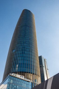 Amman, Ürdün - 12 Kasım 2024: Amman Rotana ve başkentin kuzeyindeki Adbali Alışveriş Merkezi yakınlarındaki W Otelleri
