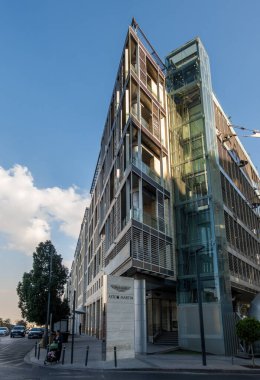 Amman, Ürdün - 12 Kasım 2024: Aston Martin araba galerisi Abdali AVM yakınlarında hasar gördü