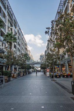 Amman, Ürdün - 12 Kasım 2024: Abdali AVM 'de mağazalar ve modern apartmanlar cadde hizasında