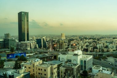 Amman, Ürdün - 11 Kasım 2024: Başkentin kuzeyindeki Adbali Alışveriş Merkezi yakınlarındaki lüks otellerin günbatımı manzarası