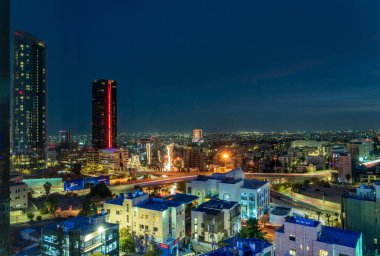 Amman, Ürdün - 11 Kasım 2024: Başkentin kuzeyindeki Adbali Alışveriş Merkezi yakınlarındaki lüks otellerin gece panoraması