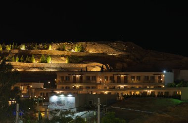 Petra, Ürdün - 9 Kasım 2024: Petra şehrinin dışındaki tepelerde havuz restoranı ve Misafir Evi oteli ile dramatik günbatımı gökyüzü