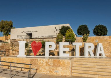 Petra, Ürdün - 10 Kasım 2024: Geçmişteki adımlar Şehirdeki Müze 'nin Petra tabelasına bayılıyorum