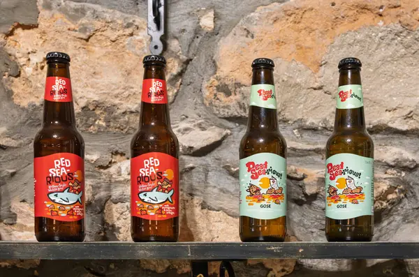 Madaba, Ürdün - 9 Kasım 2024: Şehirdeki restoranda rafta duran Kızıl Deniz 'den ve Ölü Deniz' den gelen yerel zanaat biraları