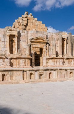Ürdün 'de iyi korunmuş bir Greko-Romen şehri olan Jerash' taki Güney Tiyatrosu 'nun sahne alanının ayrıntıları