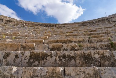 Jerash 'taki Güney Tiyatrosu' nun dik oturma alanına bakıyorum. Ürdün 'de iyi korunmuş bir Greko-Romen şehri.