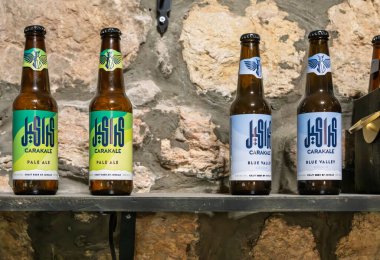 Madaba, Ürdün - 9 Kasım 2024: Carakale Pale Ale ve Blue Valley Kolsch kentteki restoranda bira imal ediyorlar