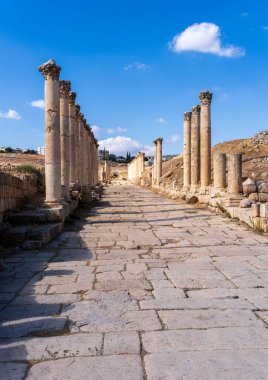 Sütunlar, Ürdün 'de iyi korunmuş bir Greko-Romen kenti olan Jerash' ın ikinci caddesi Decumanus 'a uzanır.