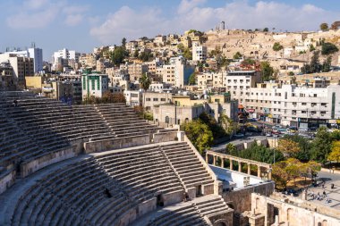 Amman, Ürdün - 12 Kasım 2024: Roma Amman Tiyatrosu, Amman Kalesi 'nin karşısındaki 6000 kişilik, 2. yüzyıldan kalma bir amfi tiyatrodur.