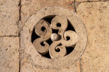 Amman 'daki Roma Tiyatrosu' nda dönen simetrik bir tasarımın yer aldığı süslü taş bir rögar kapağının yakın çekimi.