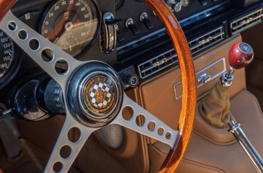 Georgetown, TX - 3 Mayıs 2025: Teksaslı bir araba fuarında restore edilmiş E-Type Jaguar 4.2 'nin iç ve direksiyon simidi