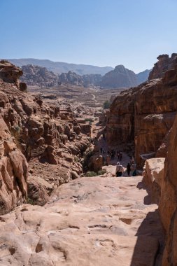 Ad Deir 'e ya da Manastır' a Petra alanının geri kalanına ve tapınaklara giden yolu incele.
