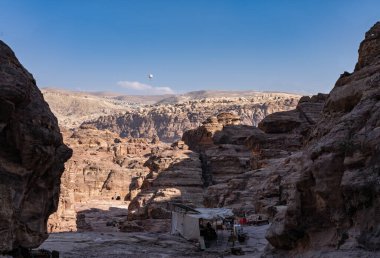 Patikadan Ad Deir 'e ya da Petra' daki Manastır 'a kadar turistik balon çekimleri
