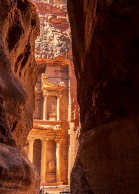 Ürdün 'ün antik Petra kentindeki Hazine binasının oyulmuş cephesi veya El-Khazneh dar Siq boğazından görülüyor.