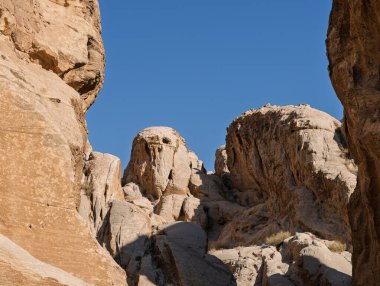 Petra 'daki Bab as-Siq adlı dağlarda yürüyen hayalet yüzü gibi görünen mağaralar.