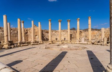 Ürdün 'de iyi korunmuş bir Greko-Romen şehri olan Jerash' taki Agora 'nın içi veya pazar yeri