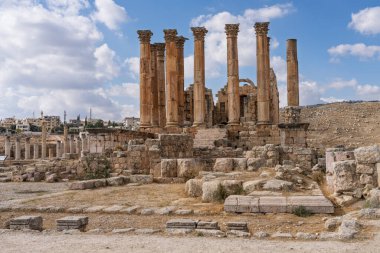 Ürdün 'de iyi korunmuş bir Greko-Romen kenti olan Jerash' taki Artemis Tapınağı 'nın çevresinde korint sütunları bulunuyor.