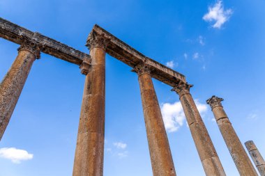Sütunlar, Ürdün 'ün iyi korunmuş bir kenti olan Jerash' ın Cardo Maximus ana caddesi veya ana caddesi boyunca uzanıyor.