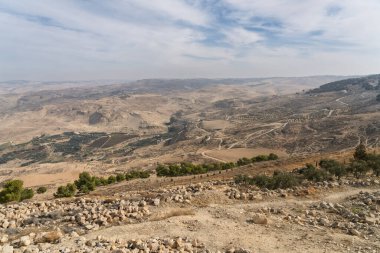 Ürdün 'deki çorak arazi Nebo Dağı' nın zirvesinden görüldü.